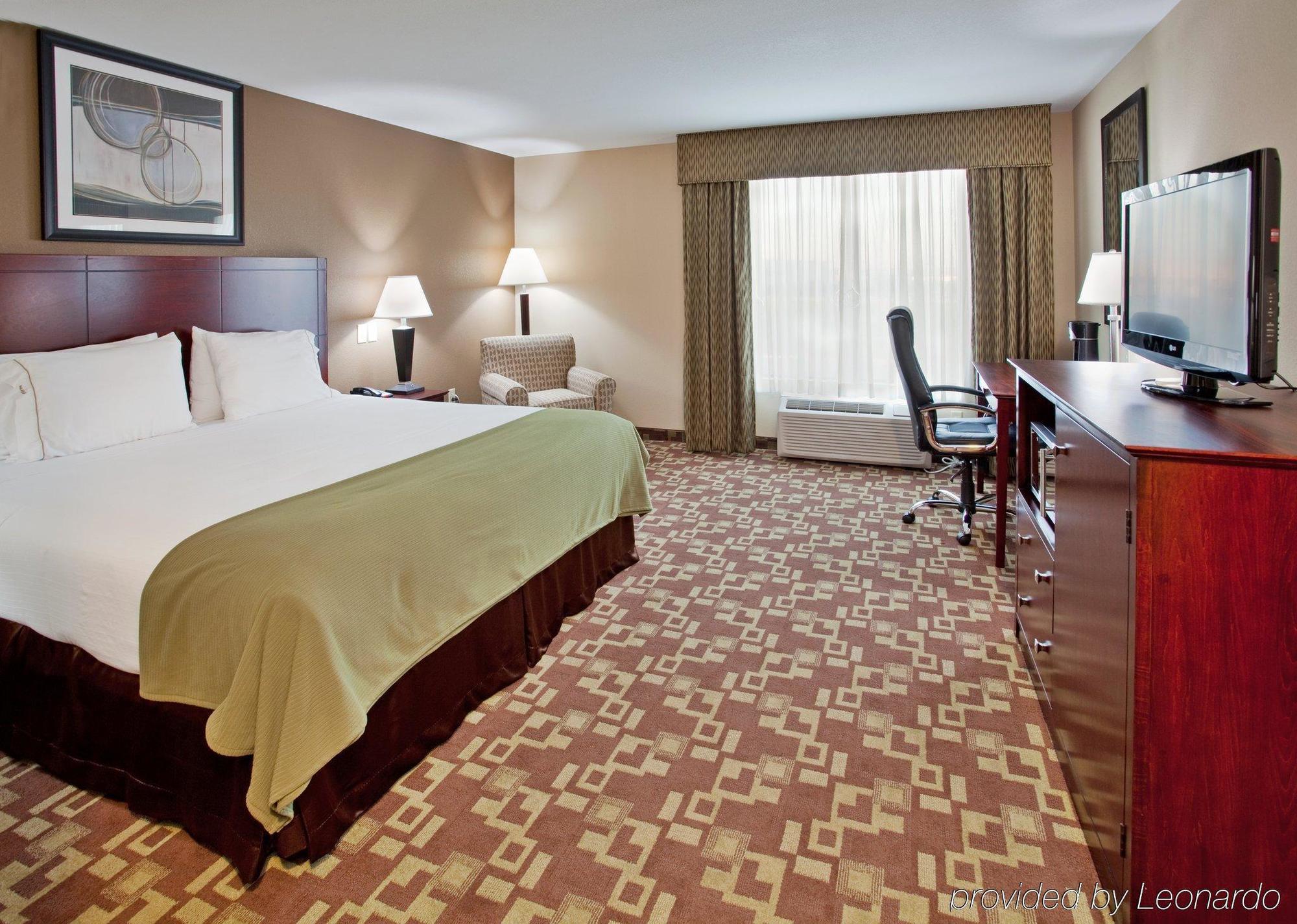 Holiday Inn Express Hotel & Suites St. Charles, An Ihg Hotel Saint Charles Room photo