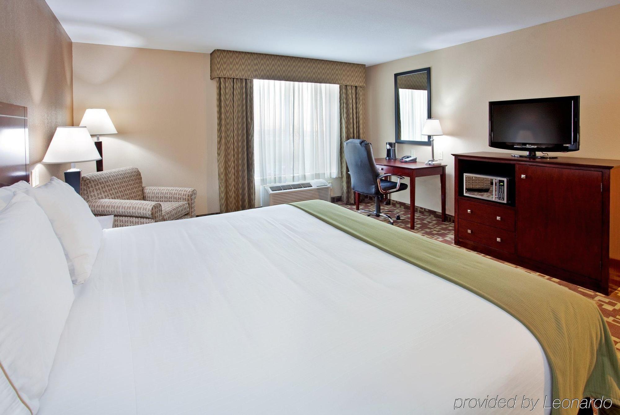 Holiday Inn Express Hotel & Suites St. Charles, An Ihg Hotel Saint Charles Room photo