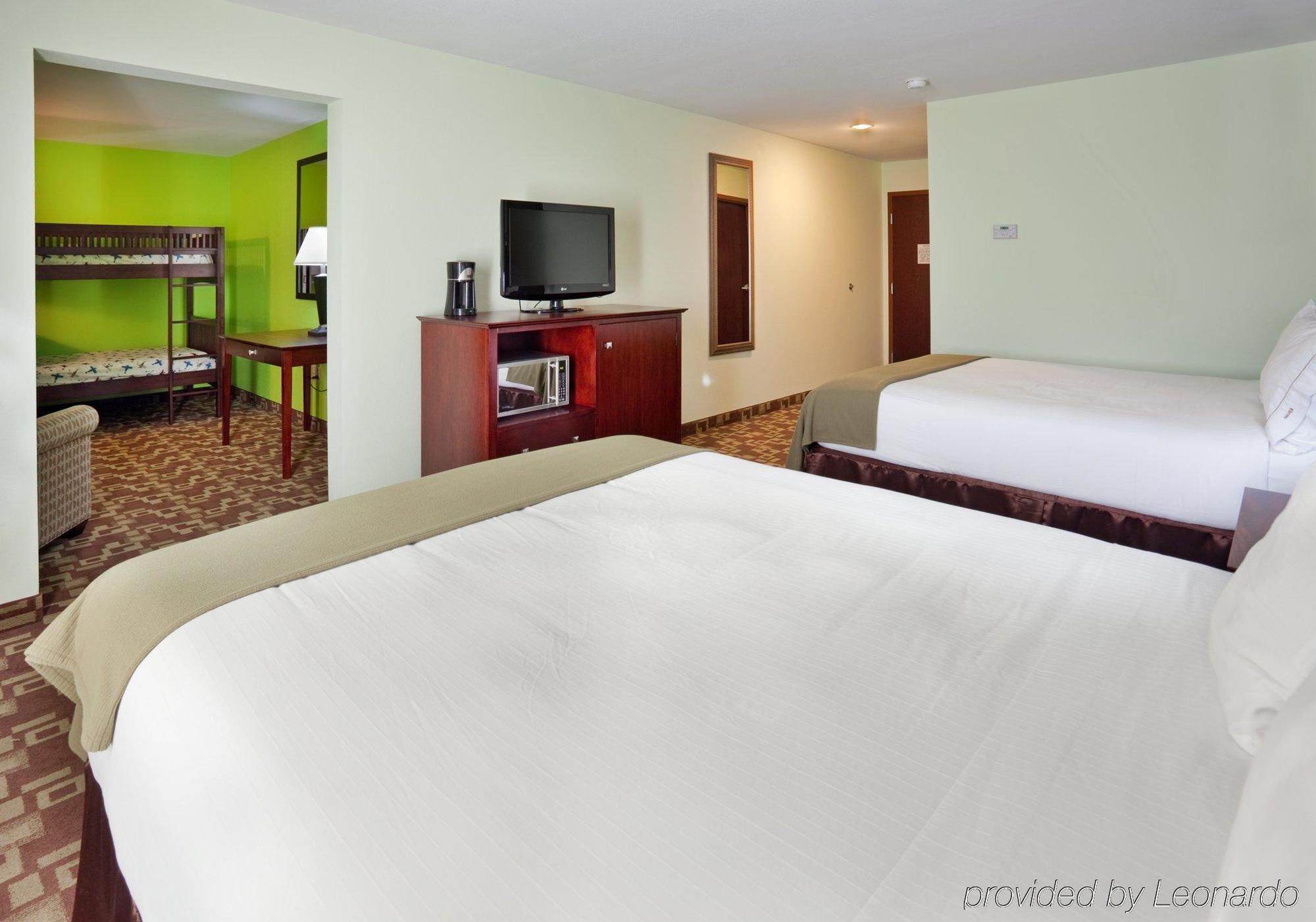 Holiday Inn Express Hotel & Suites St. Charles, An Ihg Hotel Saint Charles Room photo