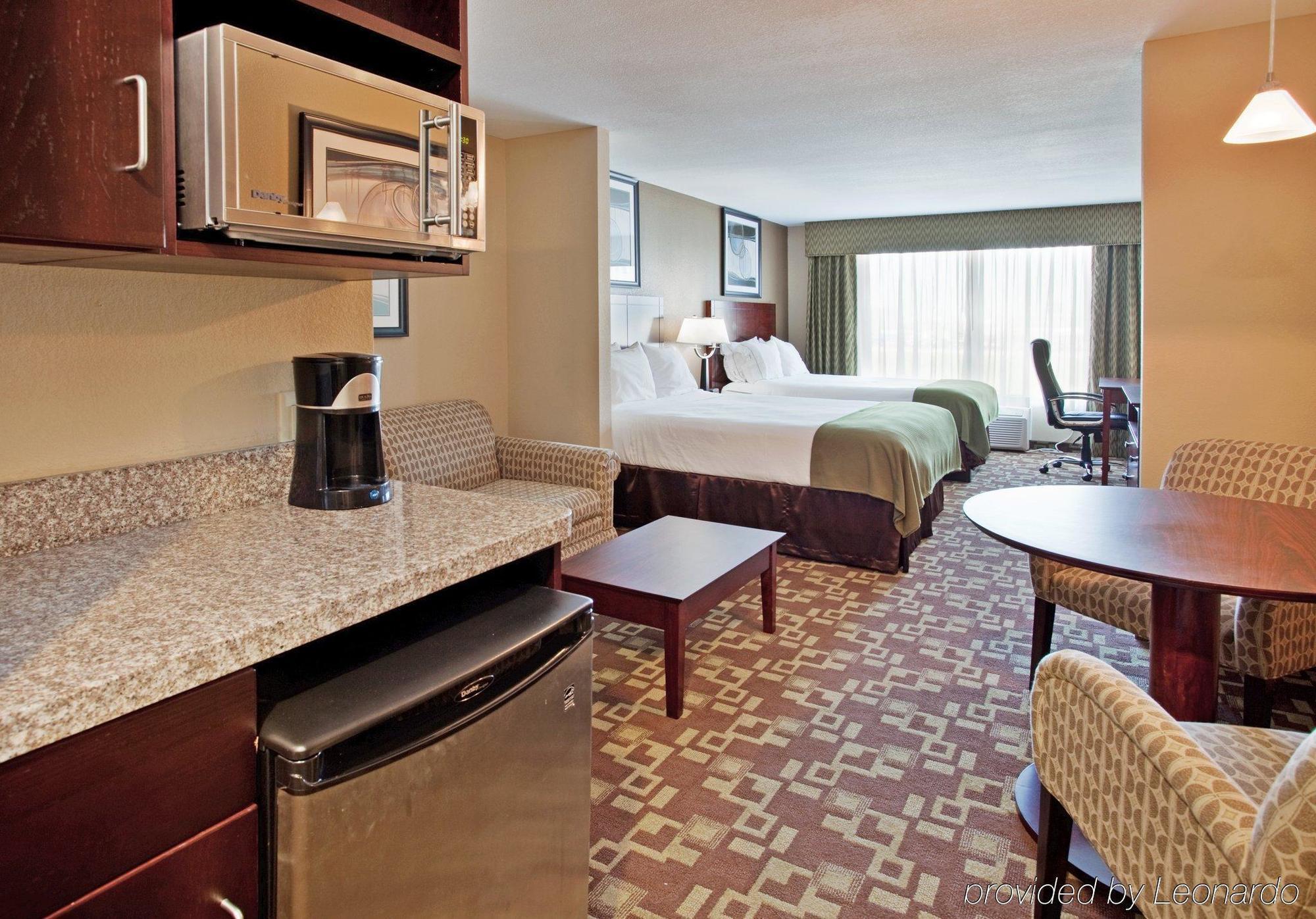 Holiday Inn Express Hotel & Suites St. Charles, An Ihg Hotel Saint Charles Exterior photo