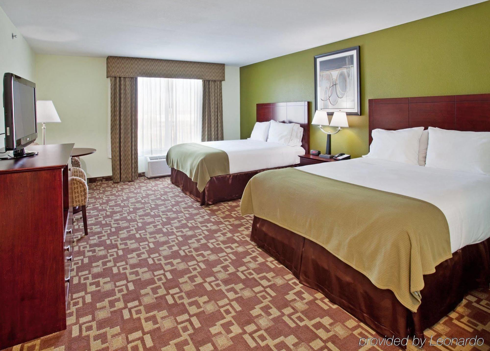 Holiday Inn Express Hotel & Suites St. Charles, An Ihg Hotel Saint Charles Room photo